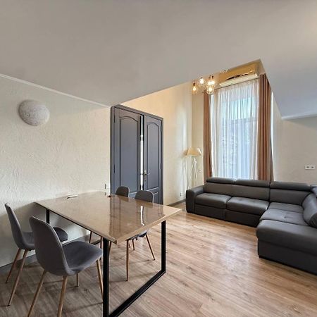 18 Deribasivska Street Jacuzzi Apartment 오데사 외부 사진